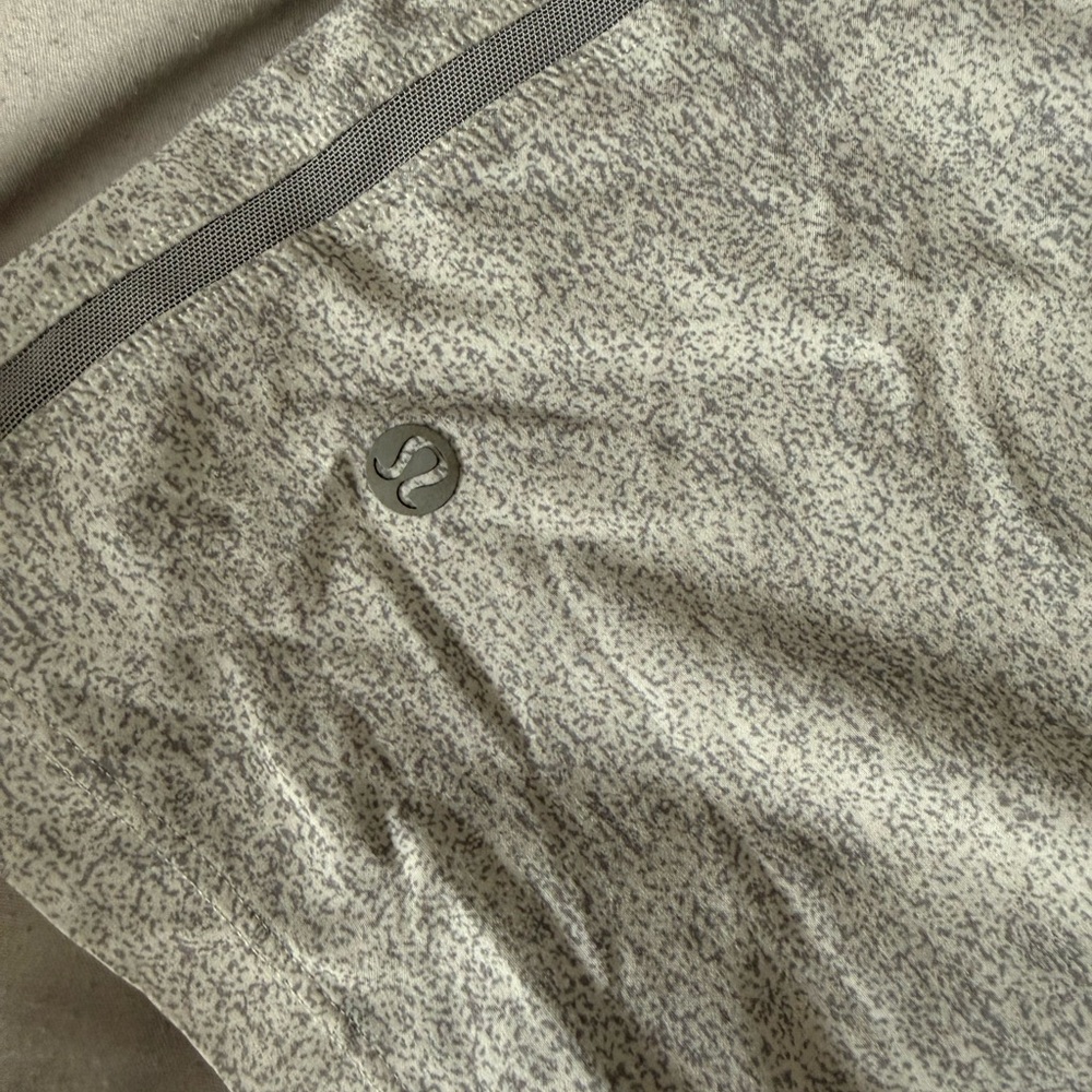 Men’s lululemon shorts - Picture 4 of 4